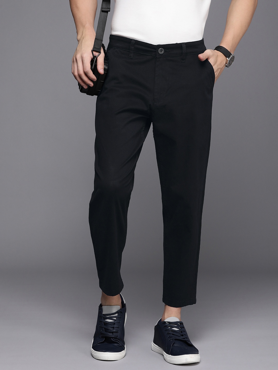 

WROGN Men Mid-Rise Cropped Chinos Trousers, Black