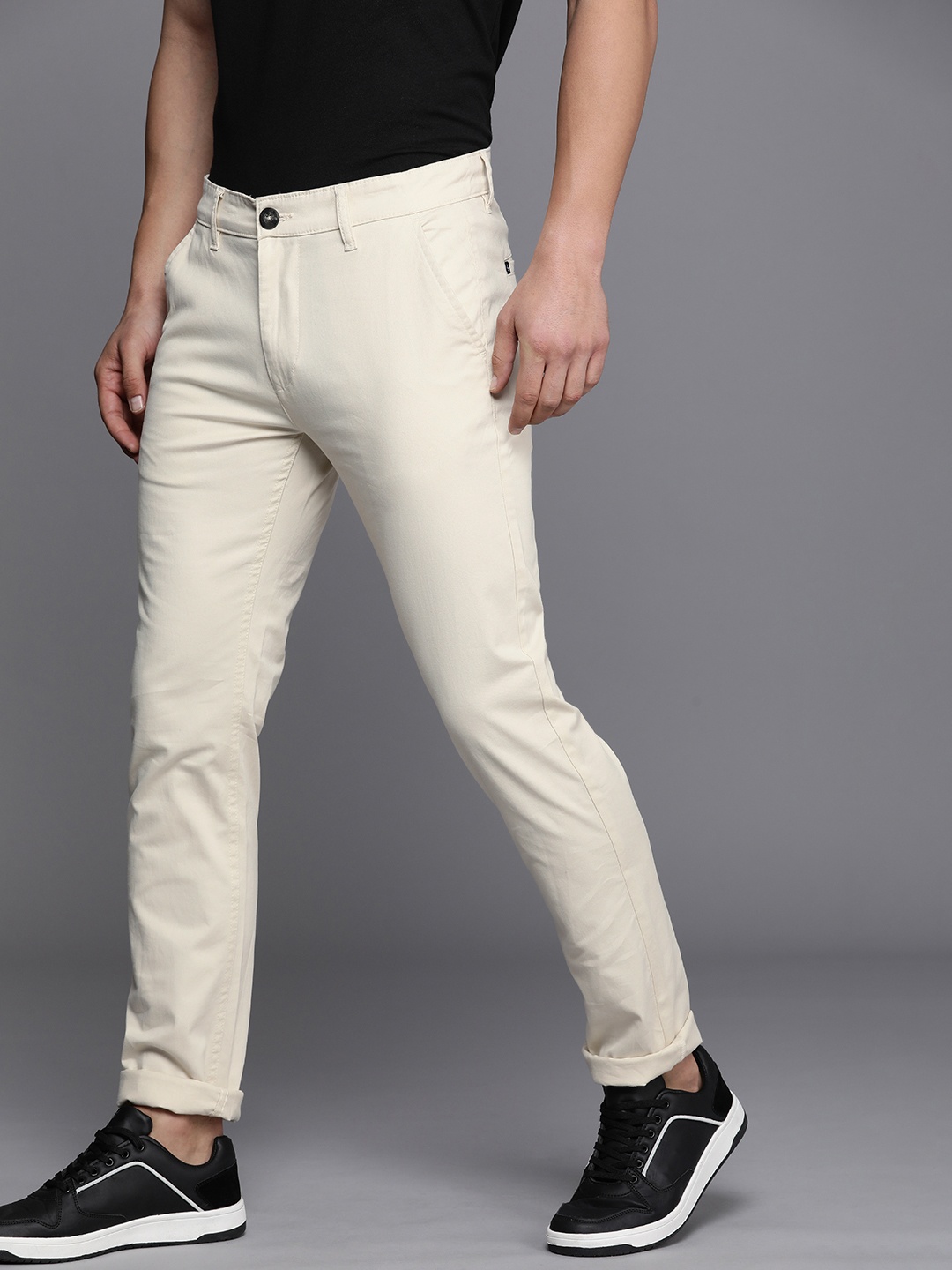 

WROGN Men Solid Slim Fit Trousers, Cream