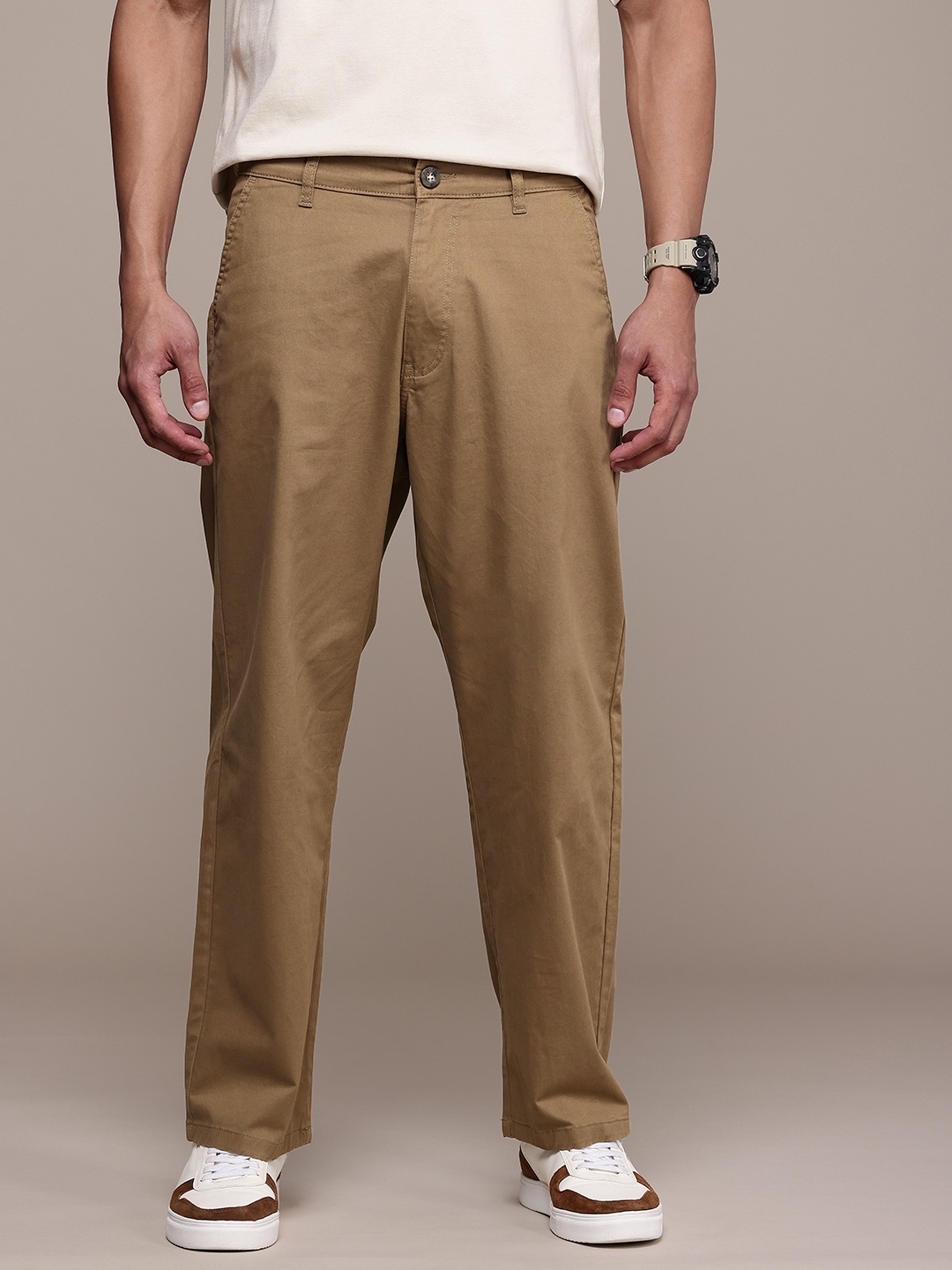 

WROGN Men Relaxed Fit Chinos Trousers, Khaki