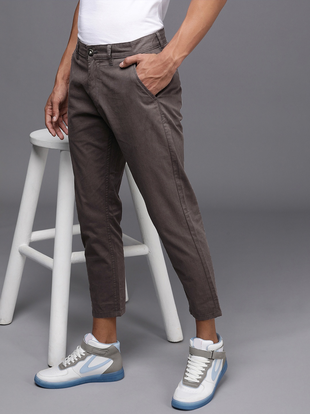 

WROGN Men Pure Cotton Crop Fit Trousers, Brown