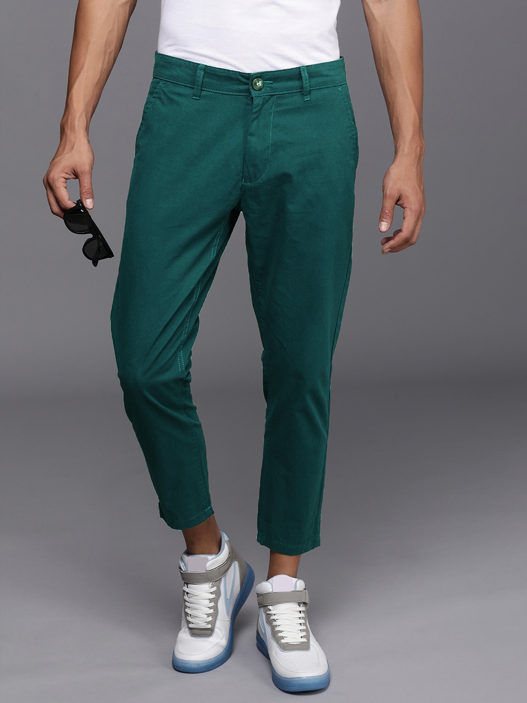 

WROGN Men Pure Cotton Crop Fit Trousers, Teal