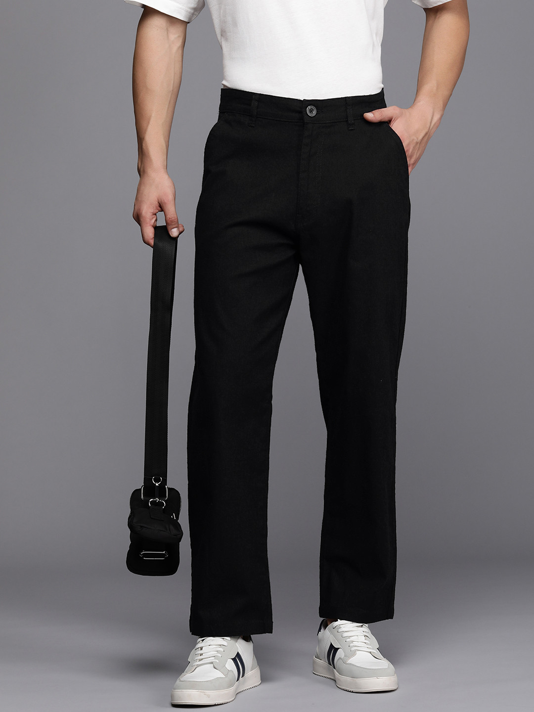 

WROGN Men Mid Rise Trousers, Black