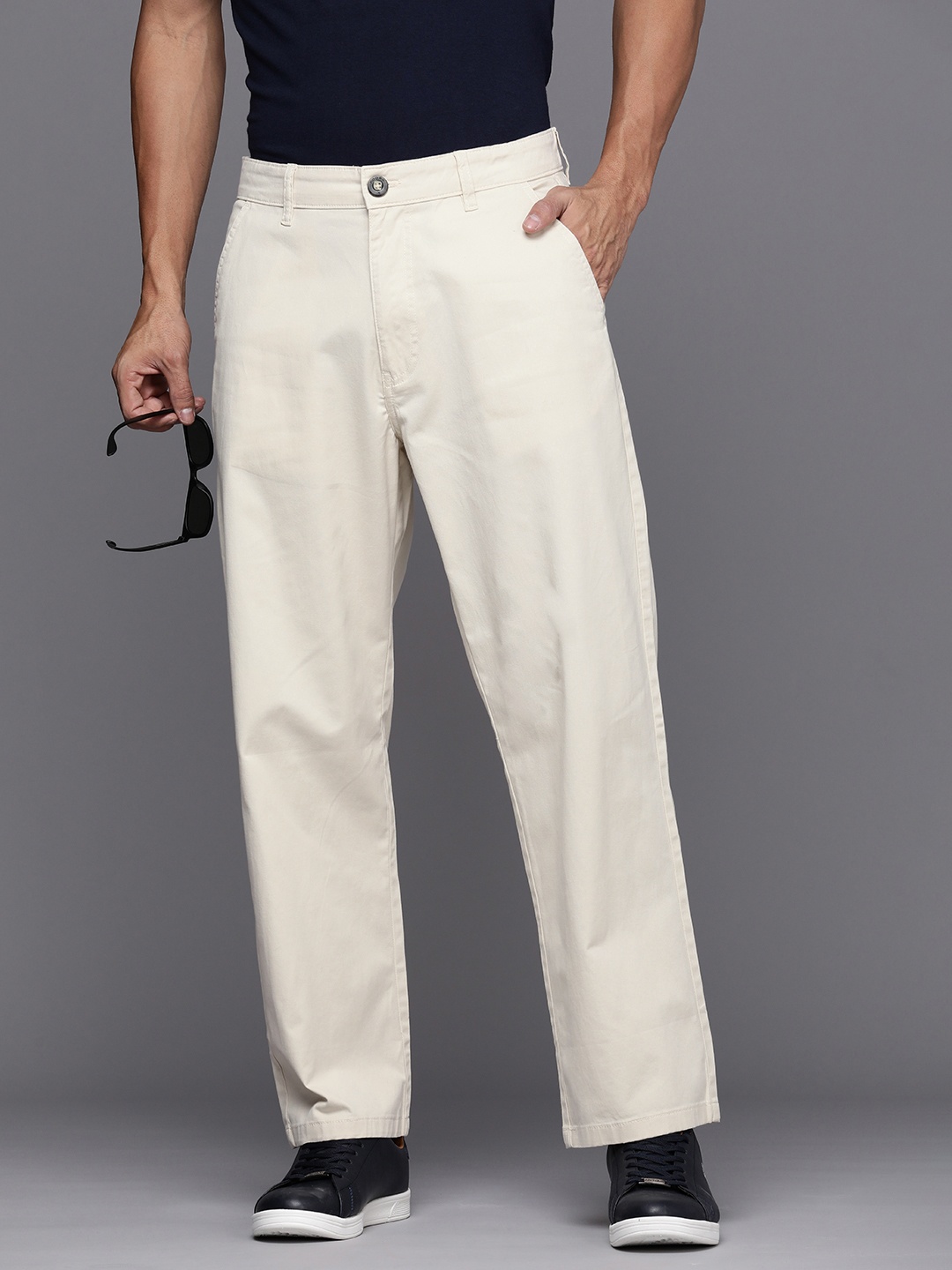 

WROGN Men Relaxed Fit Mid-Rise Chinos, Cream