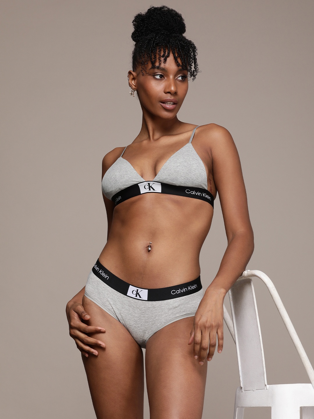 

Calvin Klein Underwear Medium Coverage Underwired Lightly Padded Plunge Bra QF7217ADP7A, Grey