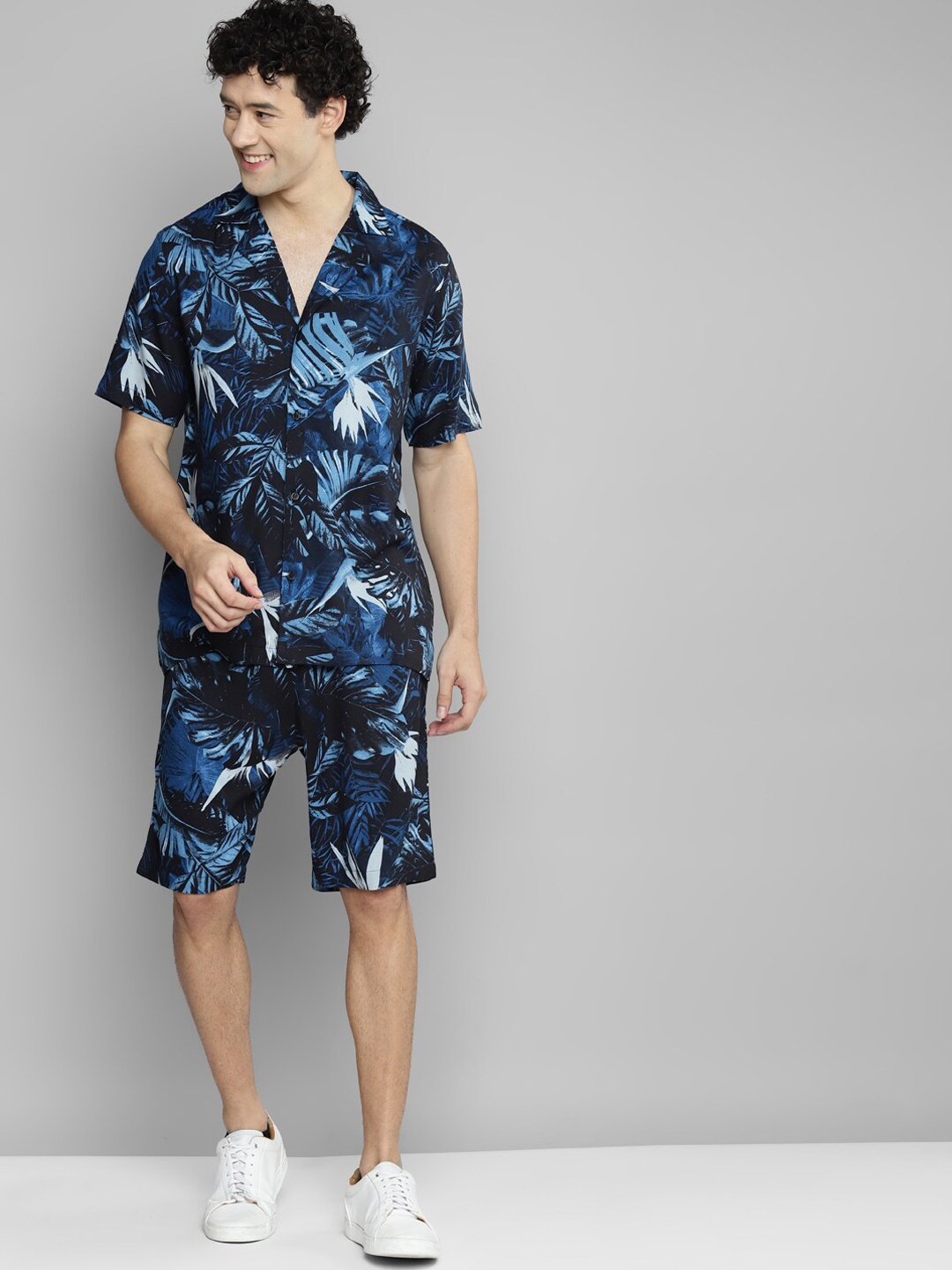 

Kook N Keech Men Navy Blue Tropical Printed Loose Fit Shorts