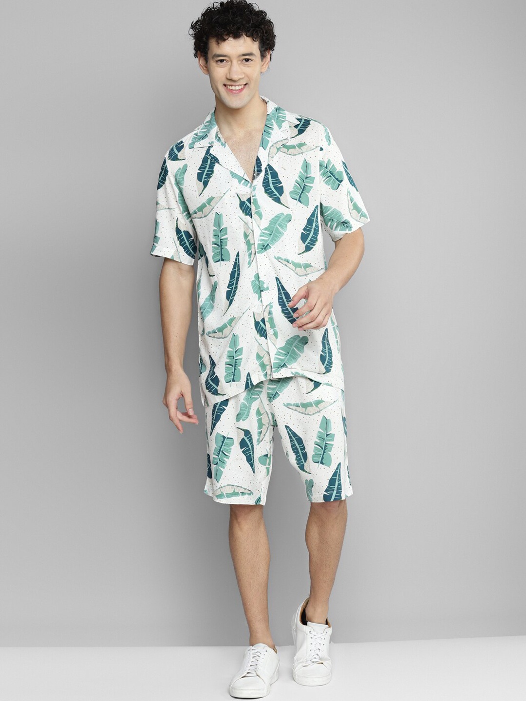 

Kook N Keech Men Green Floral Printed Loose Fit Chino Shorts