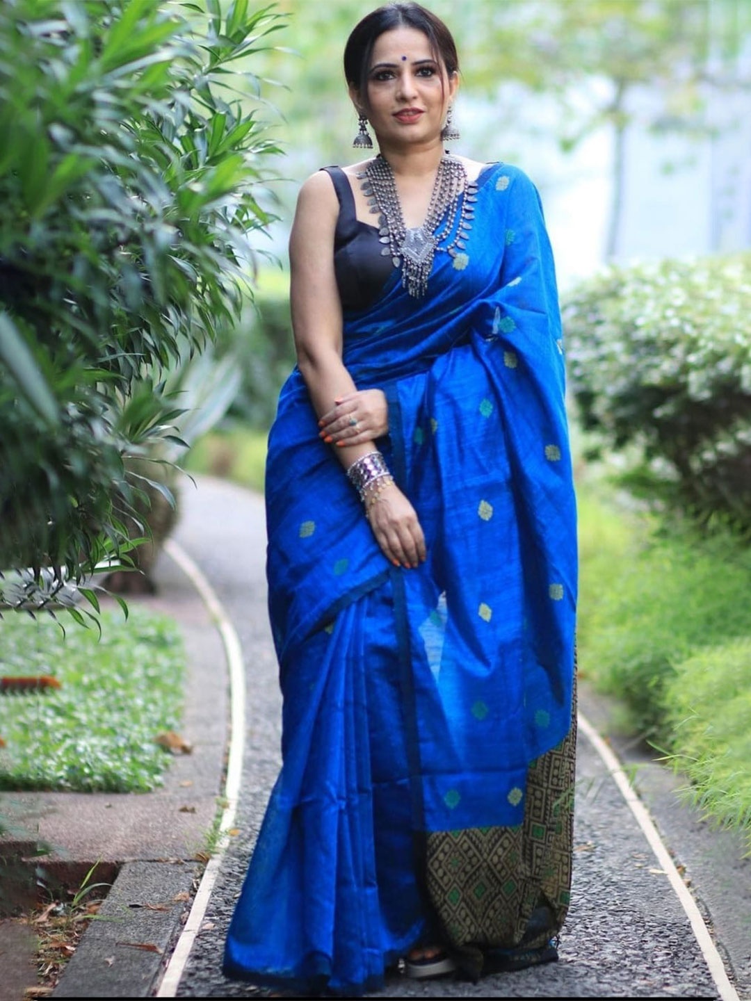

Naishu Trendz Floral Woven Design Zari Pure Silk Kanjeevaram Saree, Blue
