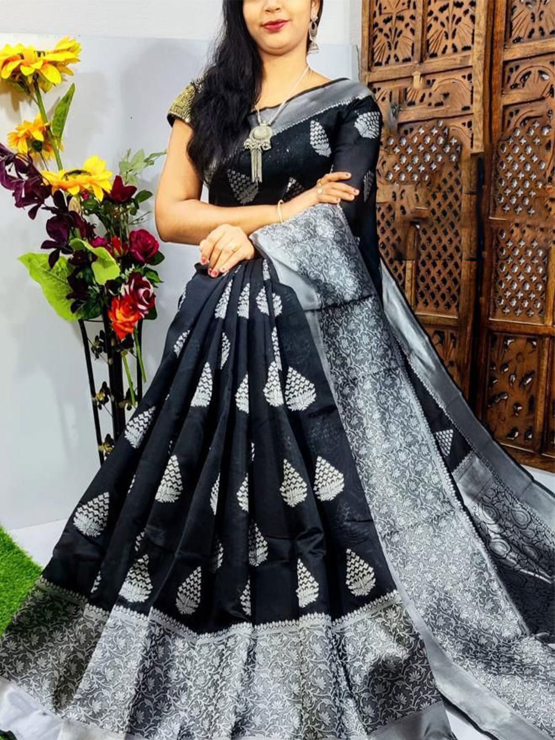 

Naishu Trendz Woven Design Zari Pure Silk Kanjeevaram Saree, Black