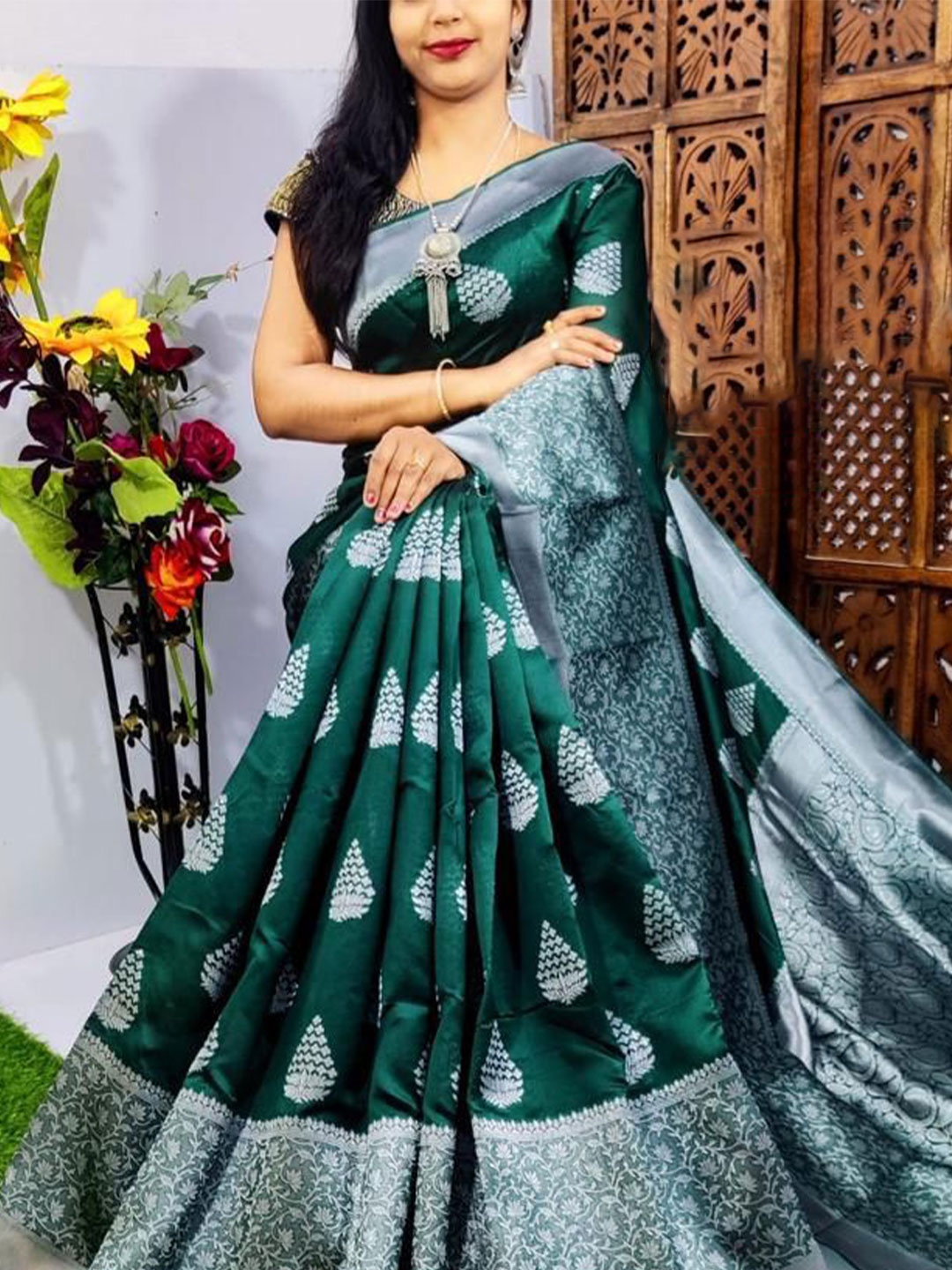 

Naishu Trendz Ethnic Motifs Woven Design Zari Pure Silk Kanjeevaram Saree, Green