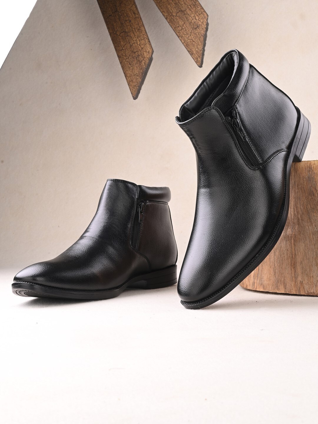 

UNDERROUTE Men Textured Mid-Top Regular Boots, Black