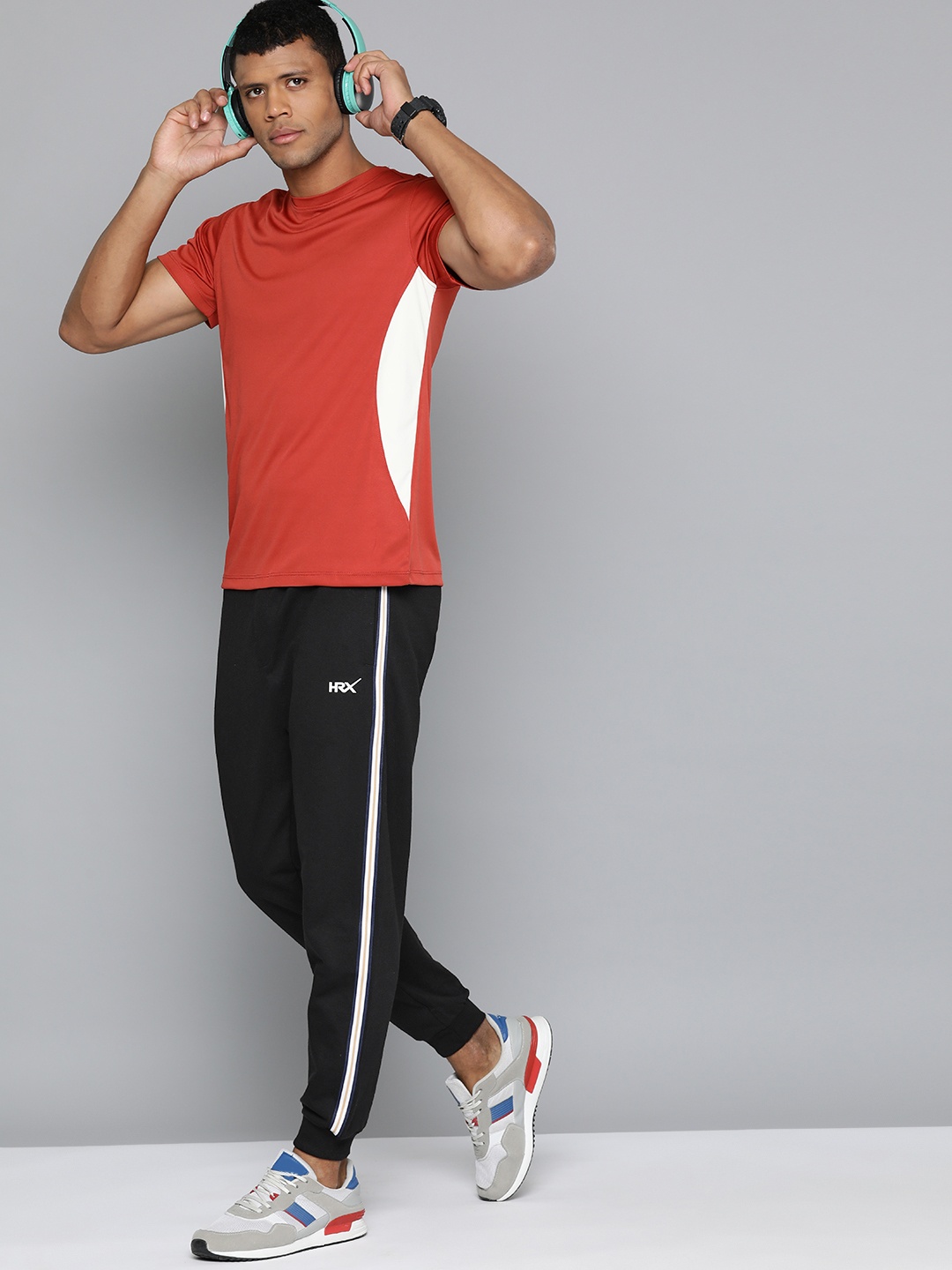 

HRX by Hrithik Roshan Men Side Taping Detail Joggers, Black