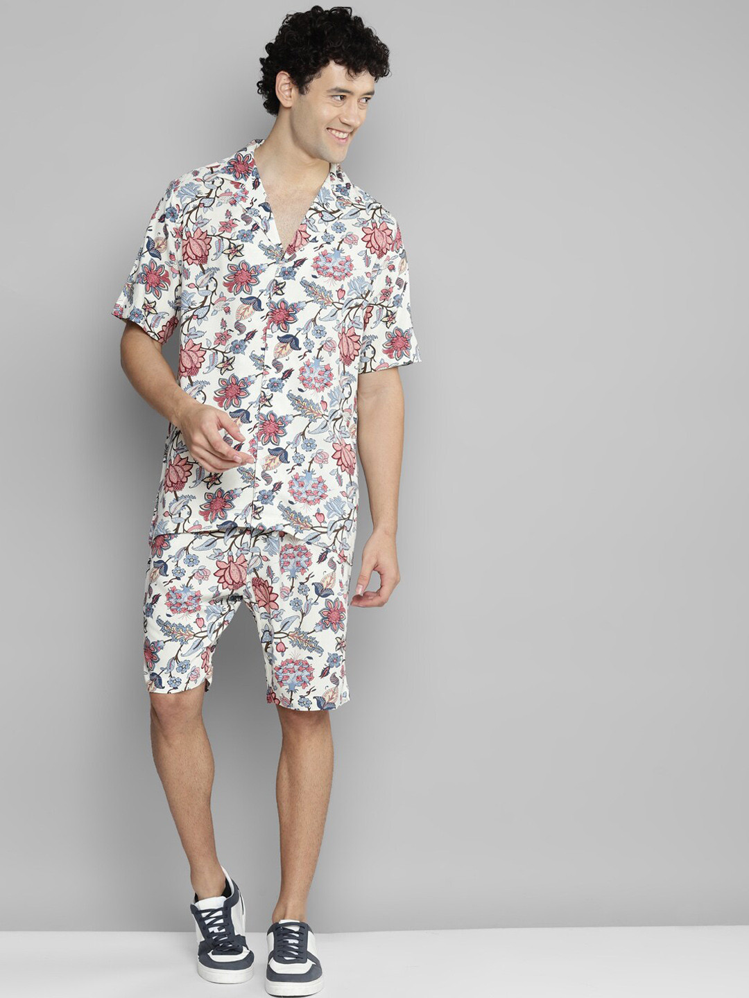 

Kook N Keech Men White Floral Printed Loose Fit Shorts