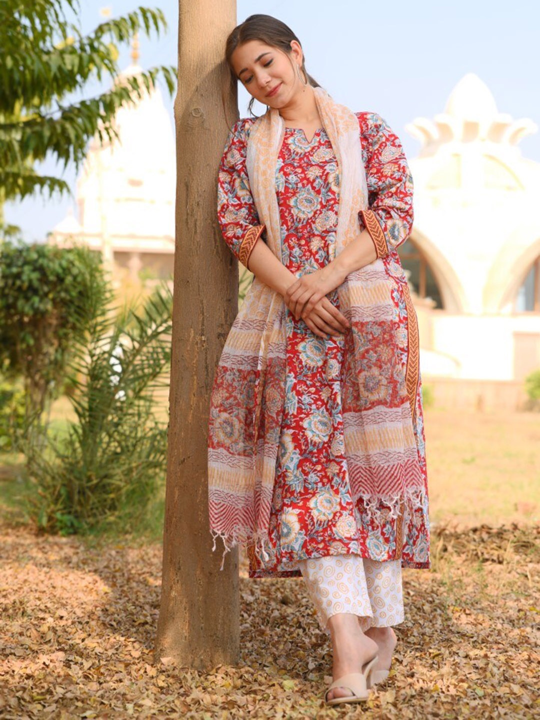 

DIMPLE DESIGN STUDIO Floral Printed Pure Cotton Kurta & Trousers With Dupatta, Red