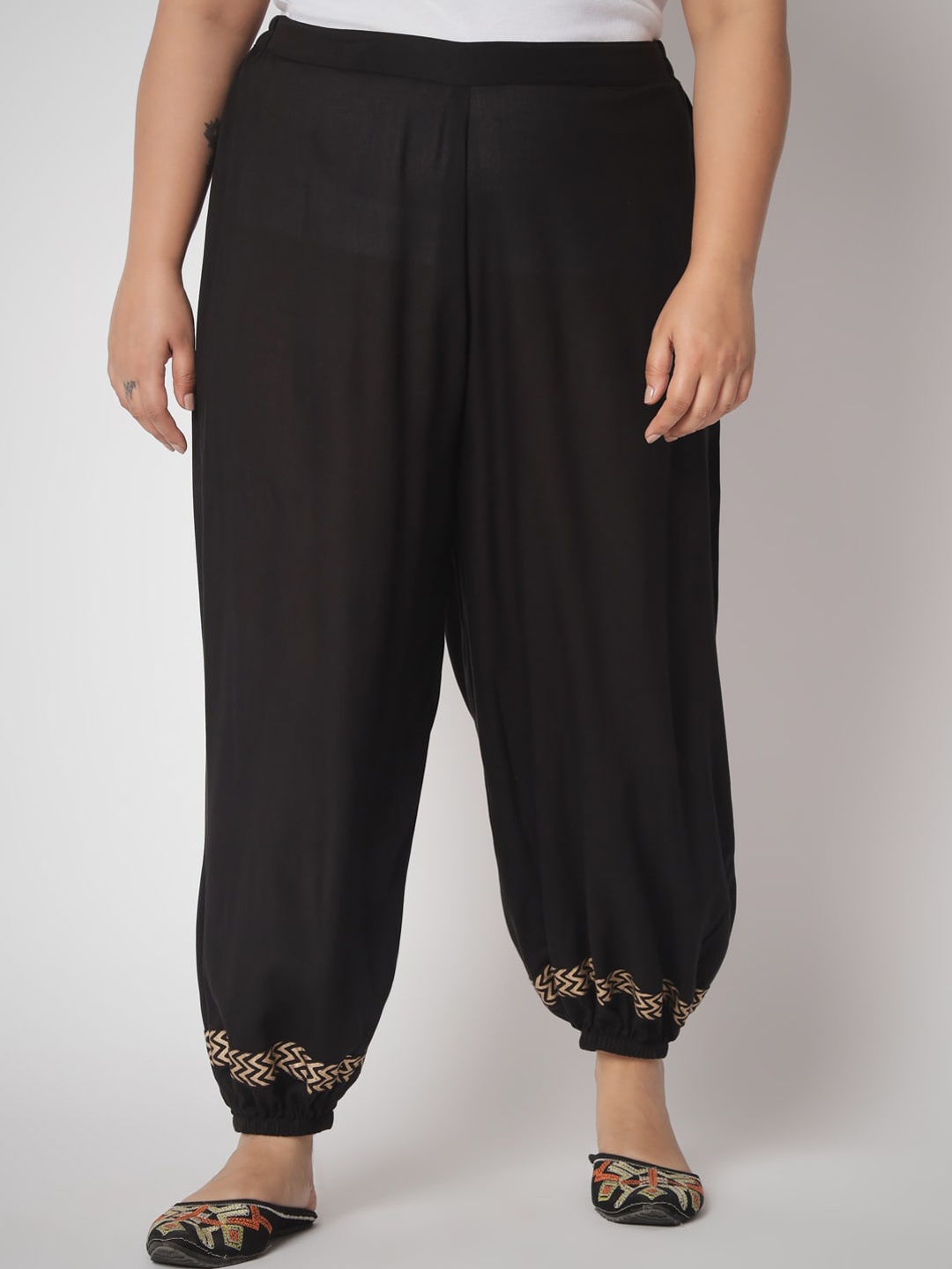 

9rasa Plus Size Women Block Printed Trousers, Black