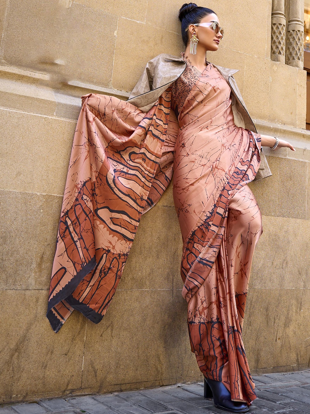 

elora Abstract Printed Satin Saree, Brown