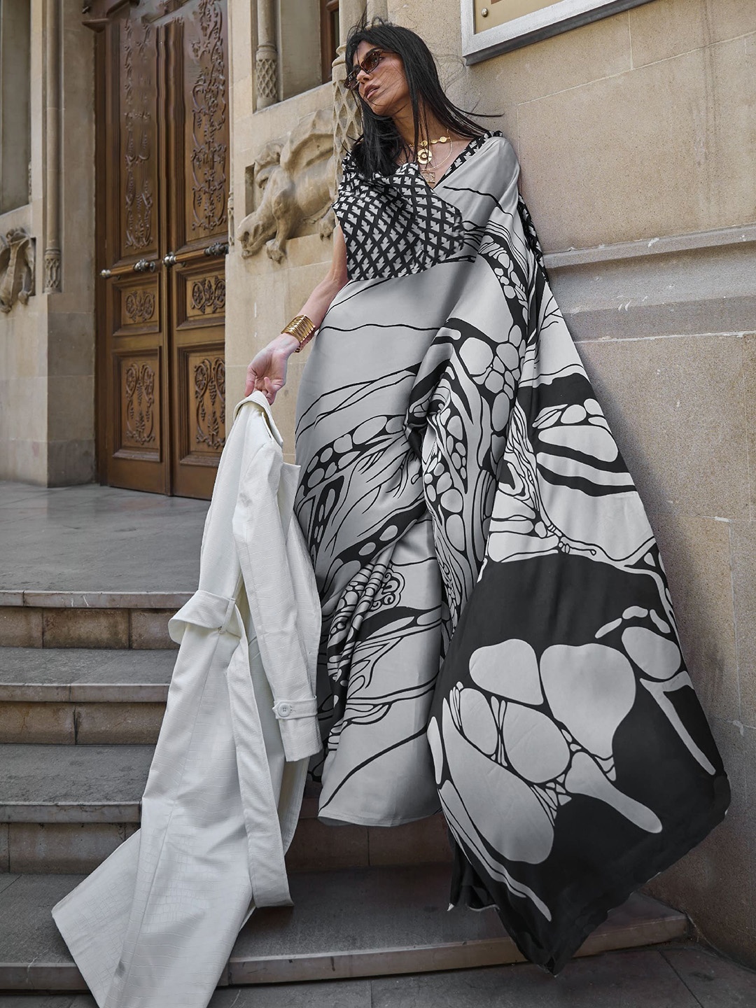 

elora Abstract Printed Satin Saree, Grey