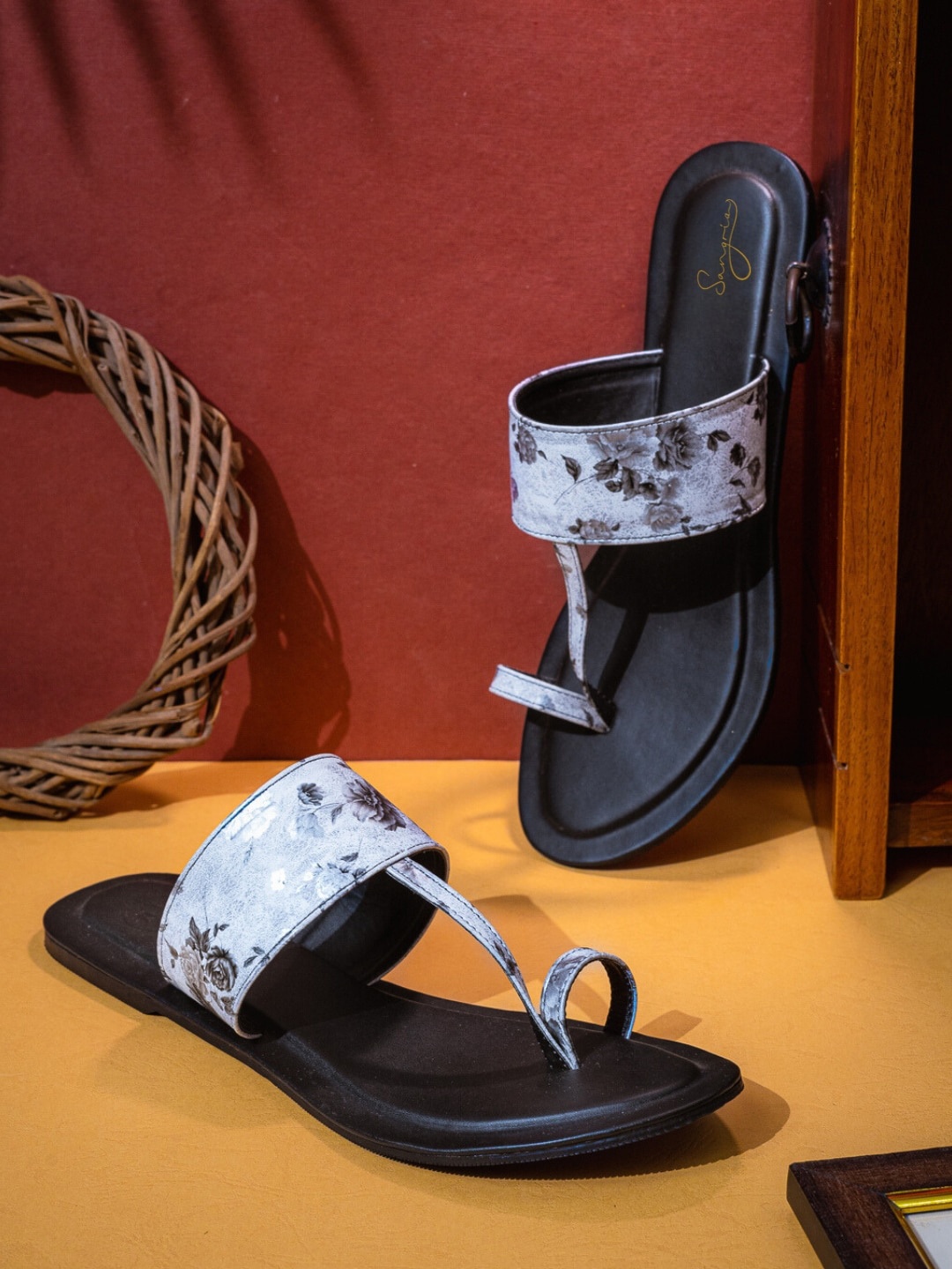 

Sangria Black And White Printed One Toe Flats