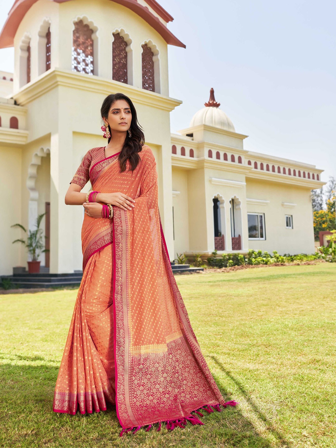 

Vardha Floral Woven Design Zari Banarasi Saree, Peach