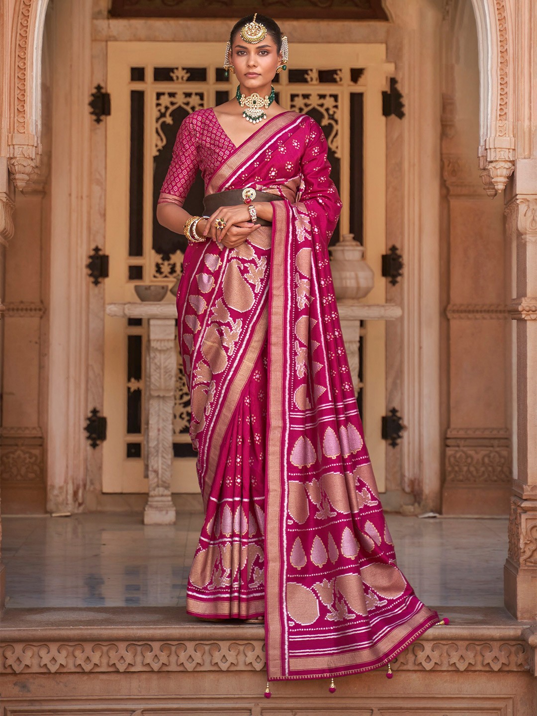 

elora Pink & Gold-Toned Woven Design Zari Pure Silk Banarasi Saree