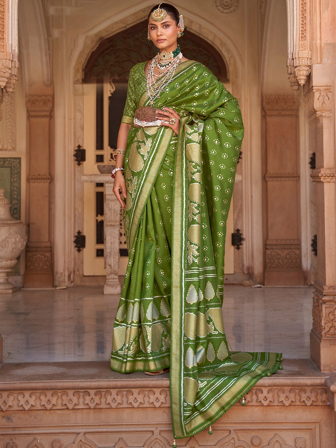 

elora Green & Gold-Toned Woven Design Zari Pure Silk Banarasi Saree
