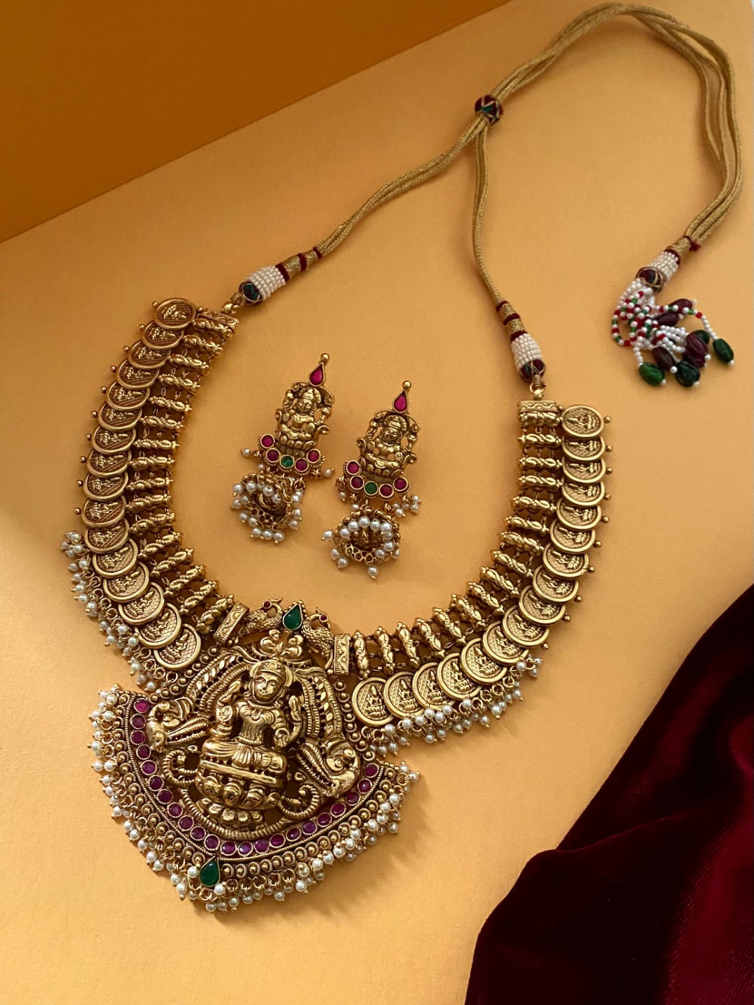 

Pihtara Jewels Gold-Plated Stone-Studded & Beaded Jewellery Set