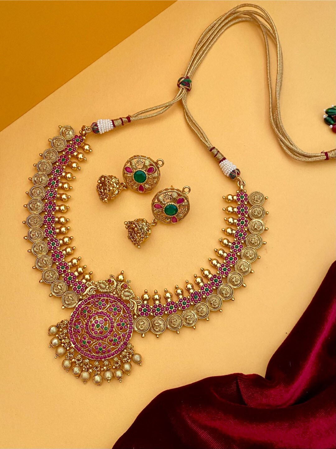 

Pihtara Jewels Gold-Plated Stone-Studded & Pearl Beaded Jewellery Set