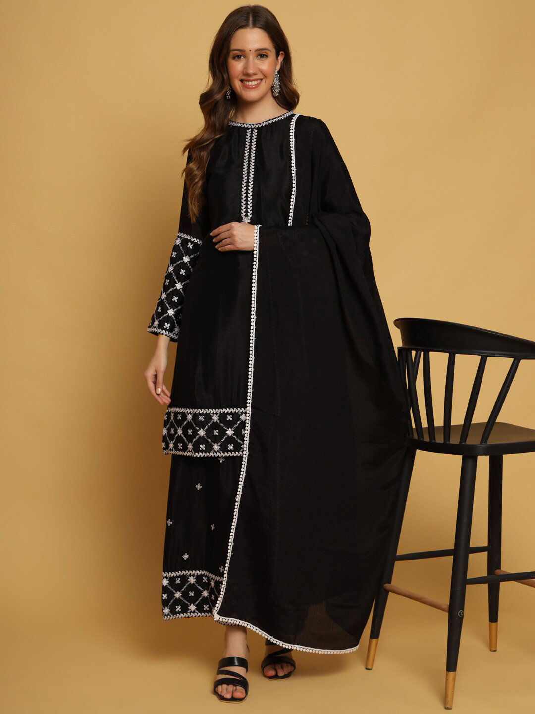 

SWAGG INDIA thnic Motifs Embroidered Regular Straight Kurta & Palazzos With Dupatta, Black