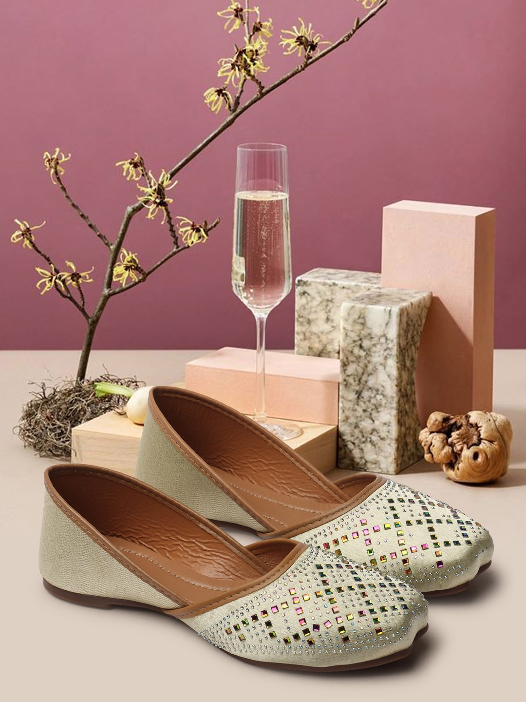 

TWIN TOES Embellished Ethnic Mojaris, Cream