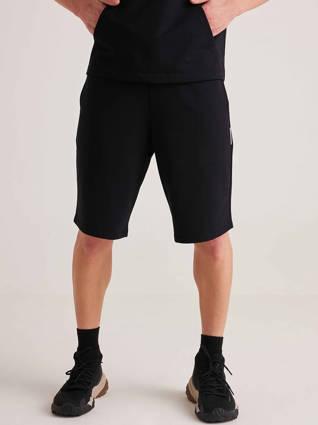 

Muvazo Men Mid-Rise Cotton Shorts, Black