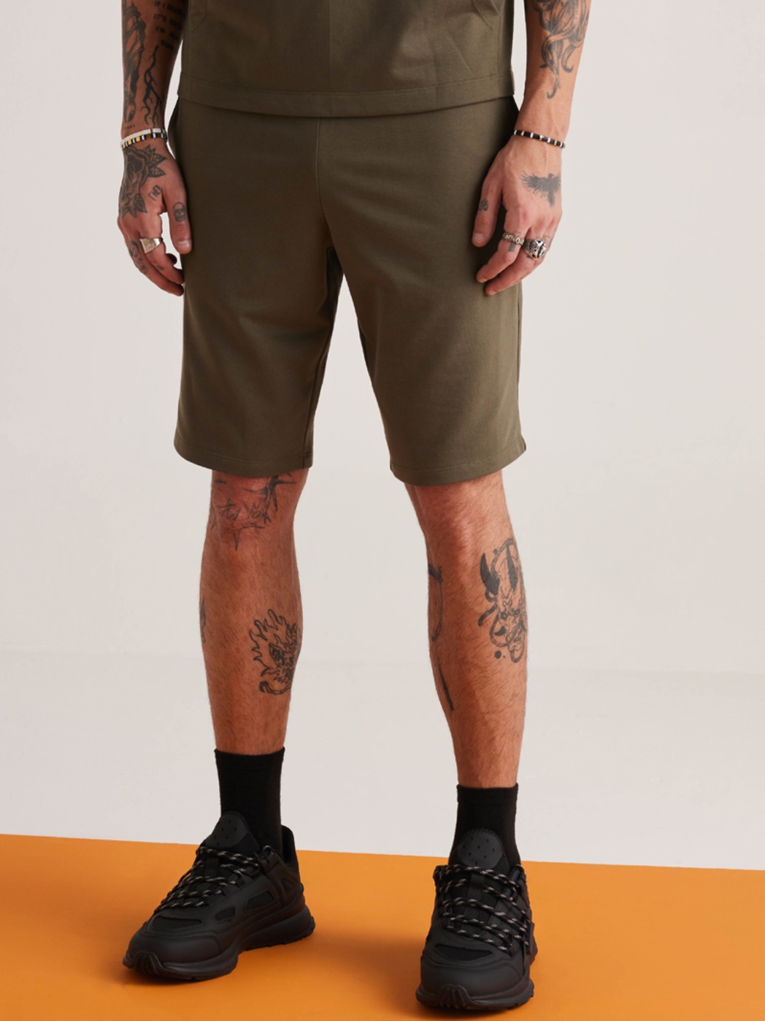 

Muvazo Men Mid Rise Cotton Shorts, Olive