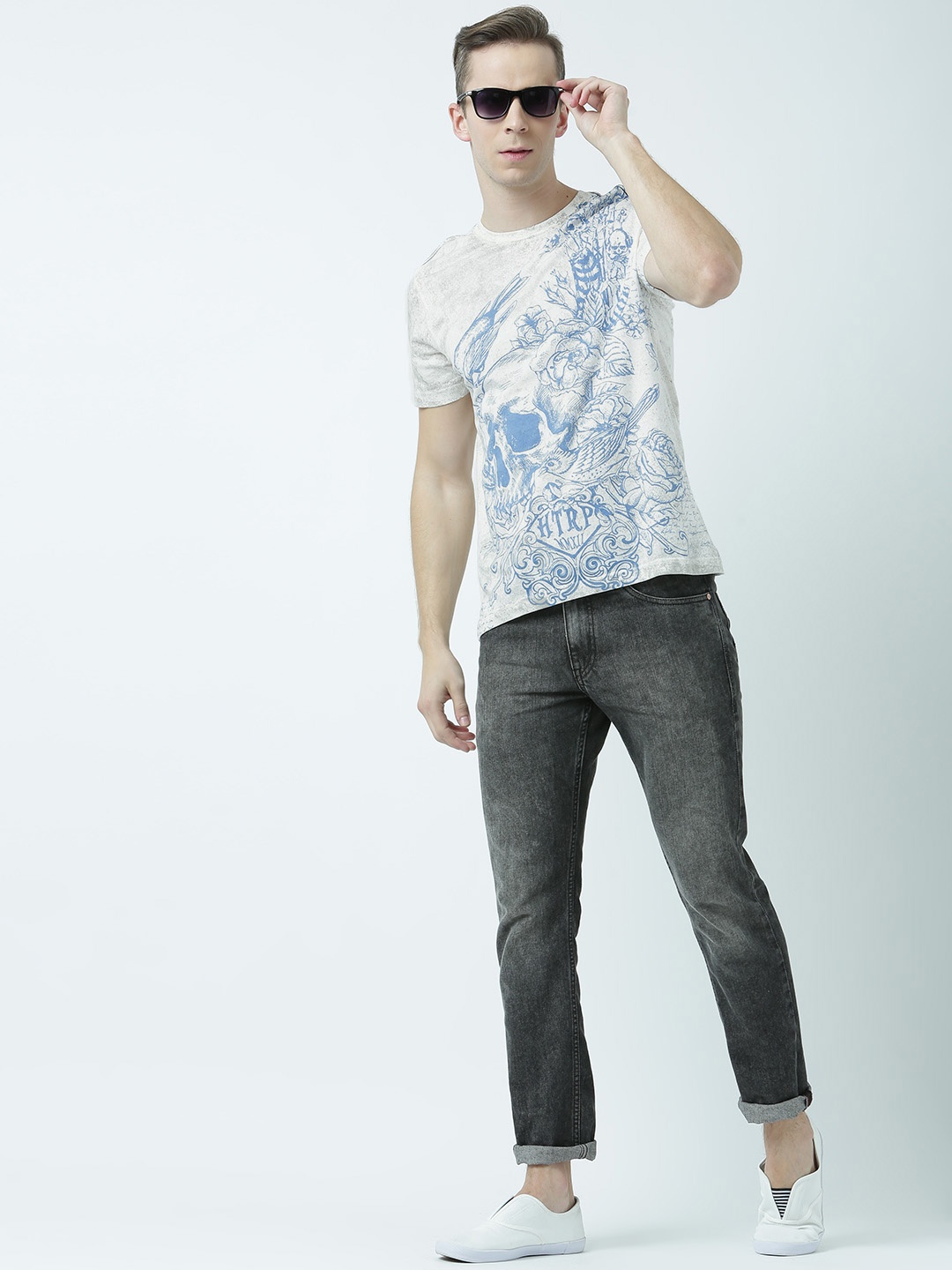 

Huetrap Men Off-White & Blue Printed Round Neck T-shirt