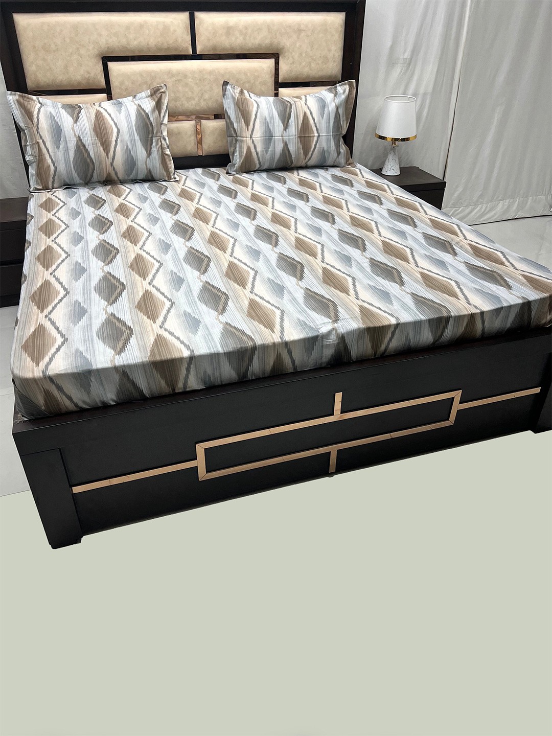 

Pure Decor Divine Fur White & Grey Geometric 500 TC King Bedsheet with 2 Pillow Covers