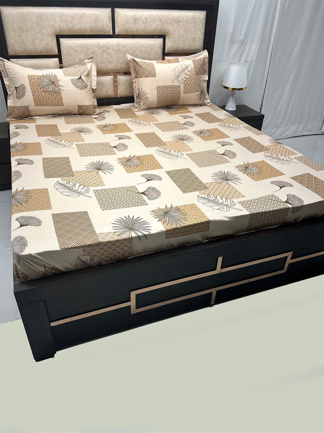 

Pure Decor Divine Fur Brown & Cream-Coloured Floral King Bedsheet With 2 Pillow Covers