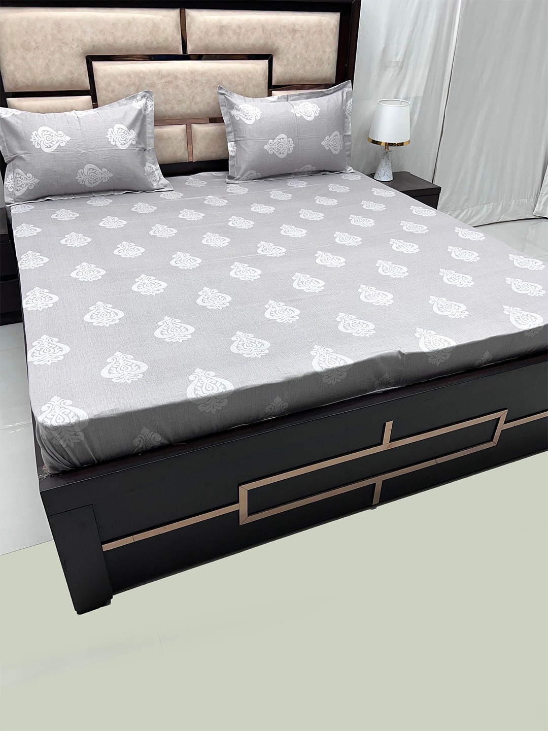 

Pure Decor Velar Grey & White Floral 400 TC Pure Cotton King Bedsheet & 2 Pillow Covers