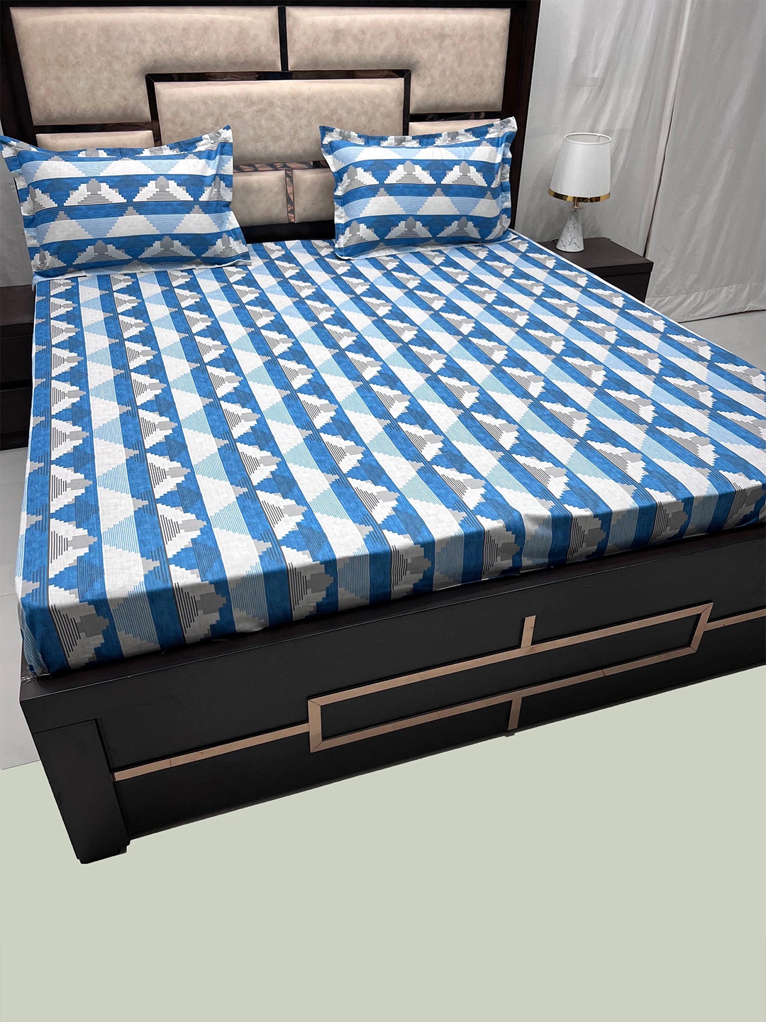 

Pure Decor Velar Blue & White Geometric 400 TC King Bedsheet With 2 Pillow Covers
