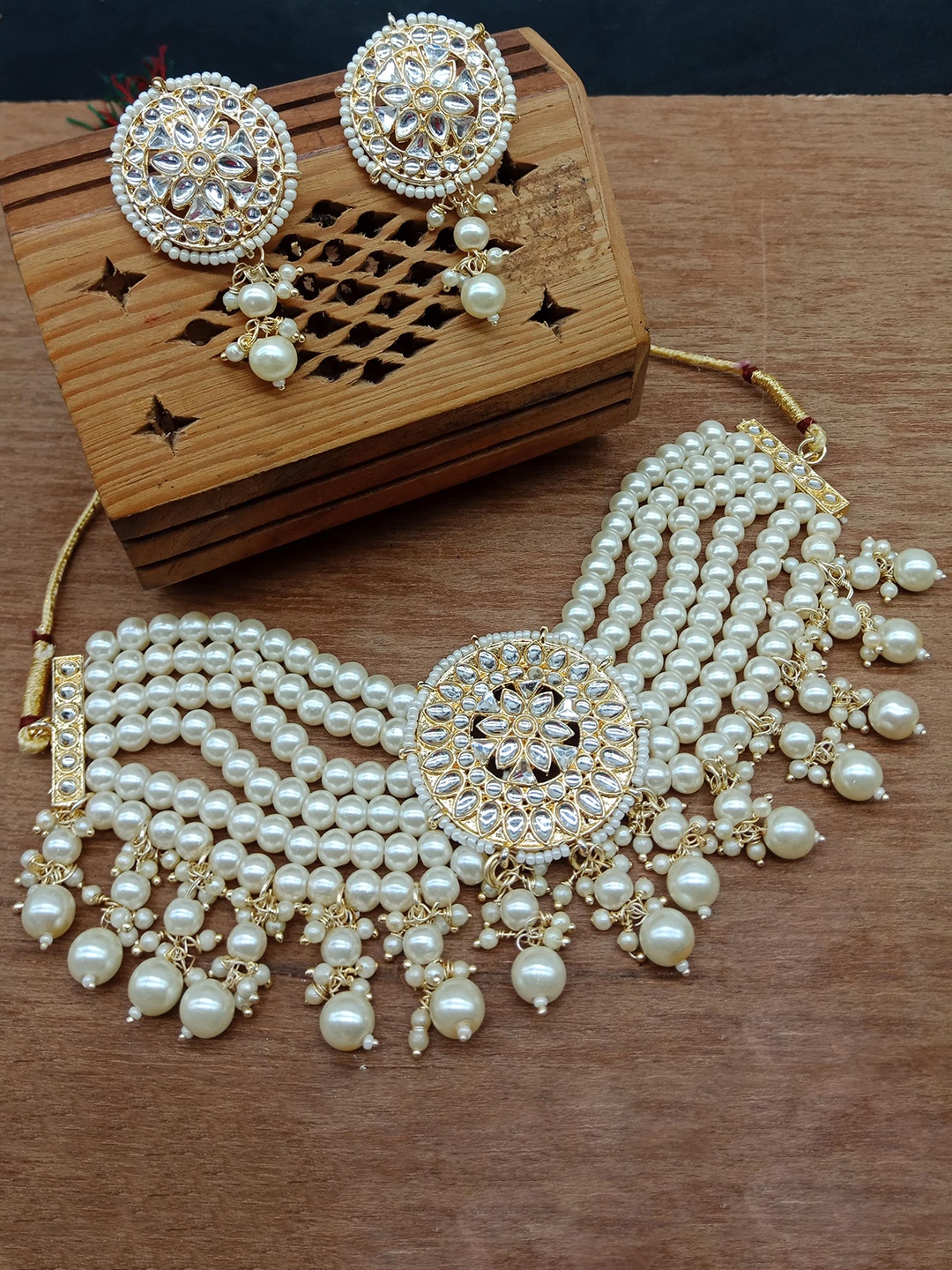 

AASHISH IMITATION Gold-Plated Kundan-Studded & Pearl Beaded Jewellery Set