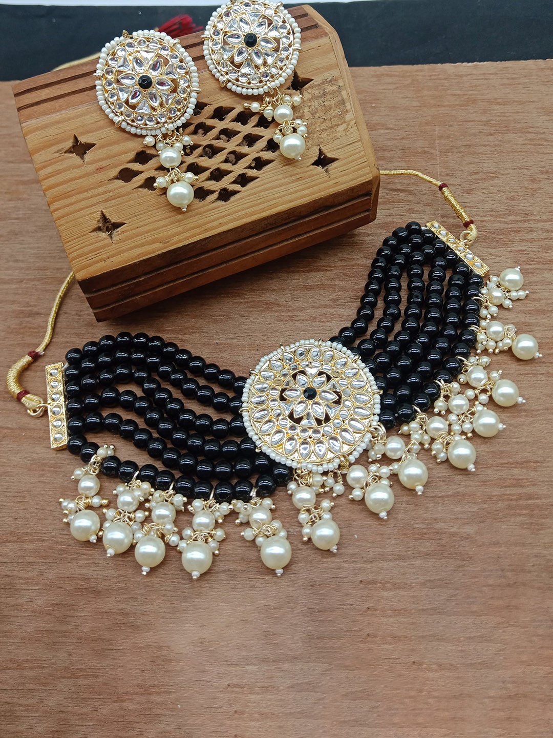 

AASHISH IMITATION Gold-Plated Kundan-Studded Pearl Beaded Jewellery Set