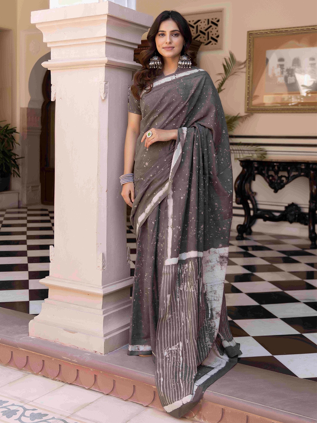 

Ragavi Abstract Printed Pure Cotton Saree, Grey