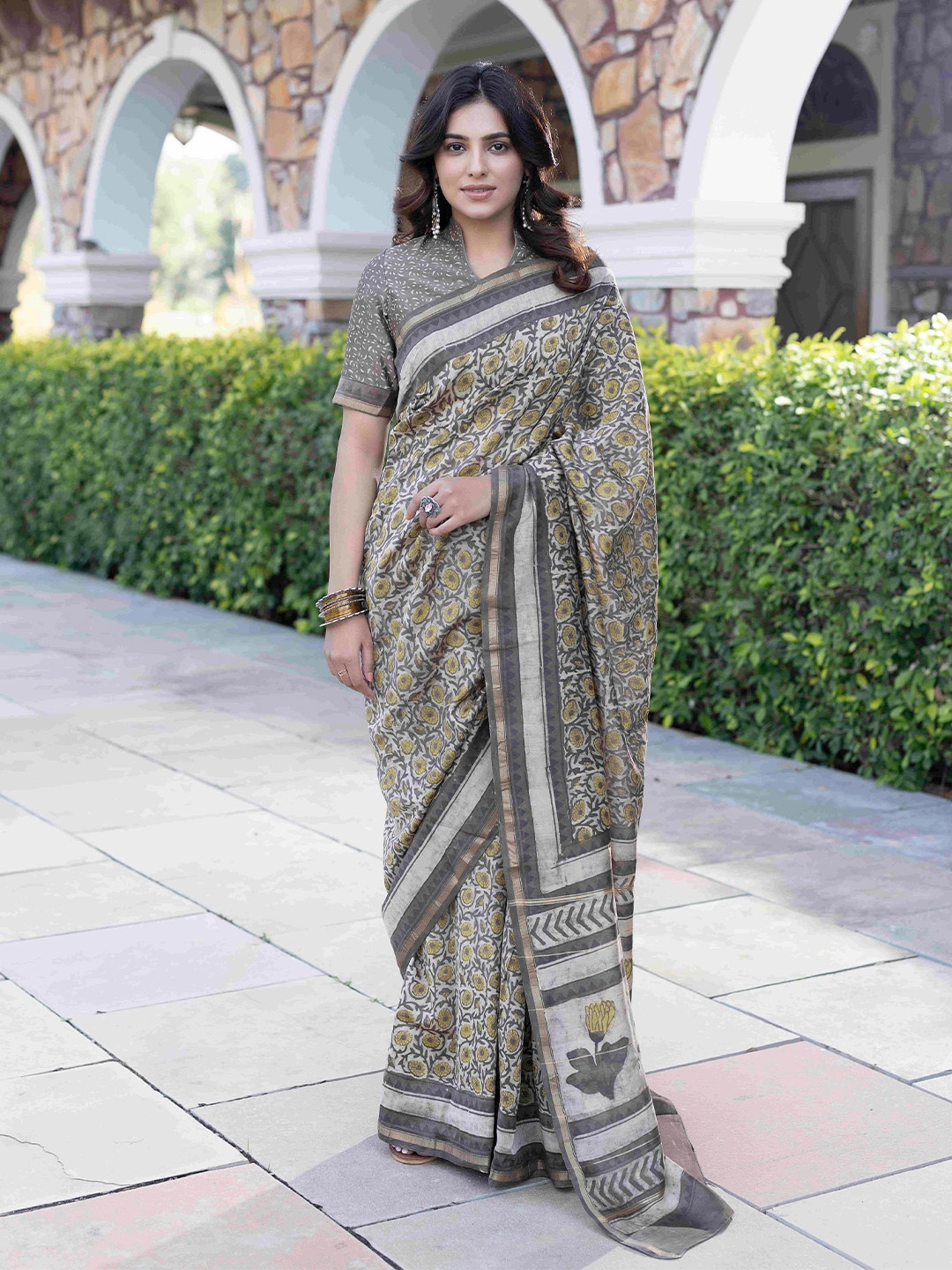 

Ragavi Floral Printed Pure Cotton Saree, Grey