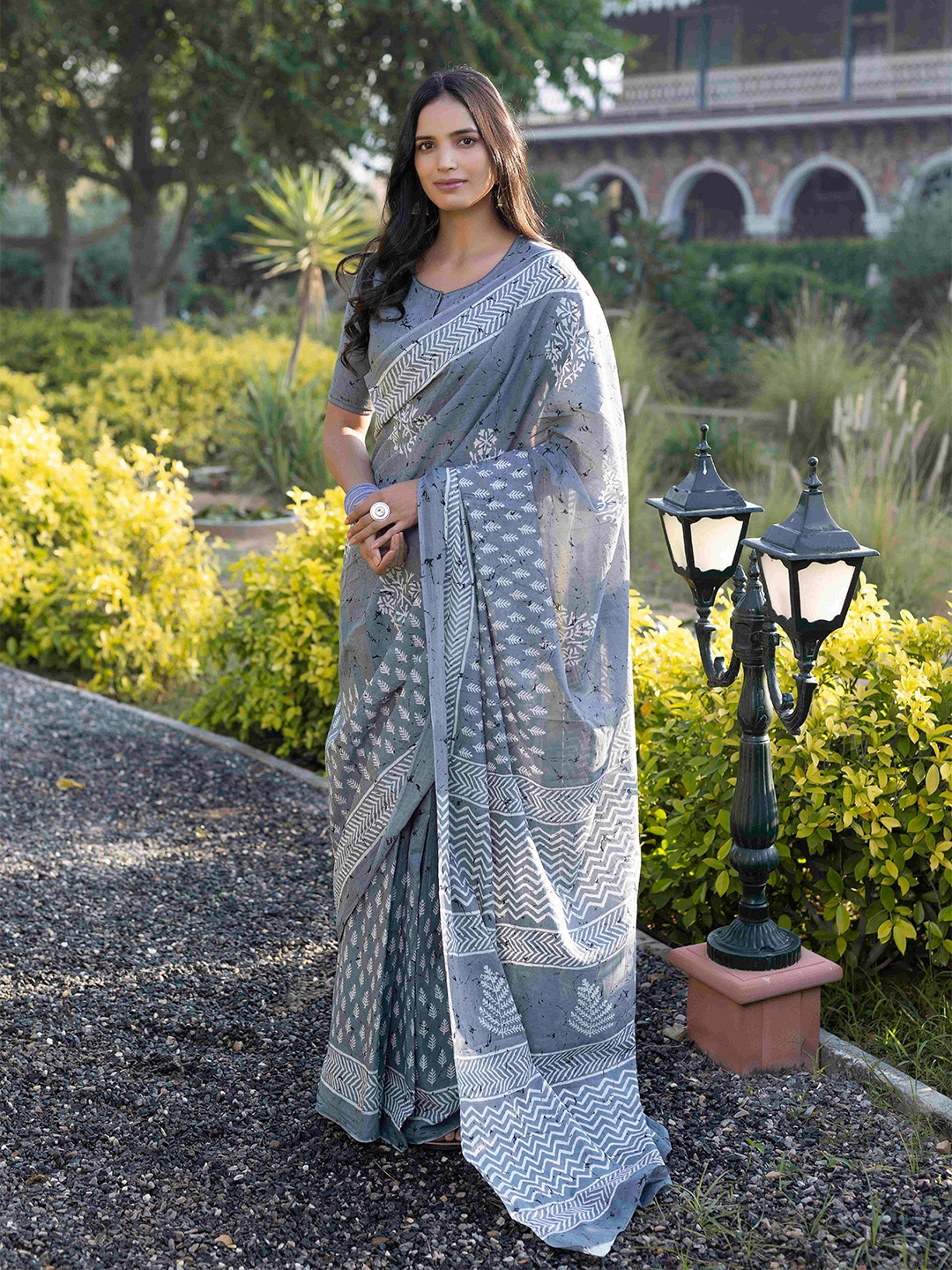 

Ragavi Ethnic Motifs Printed Pure Cotton Saree, Grey