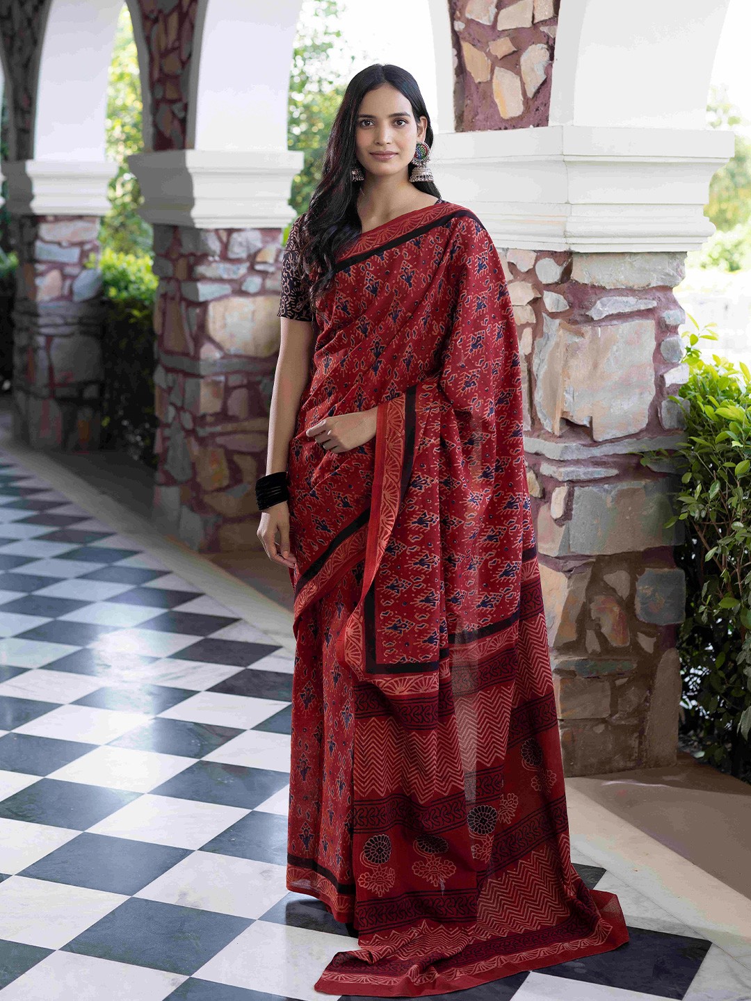 

Ragavi Batik Printed Pure Cotton Saree, Red