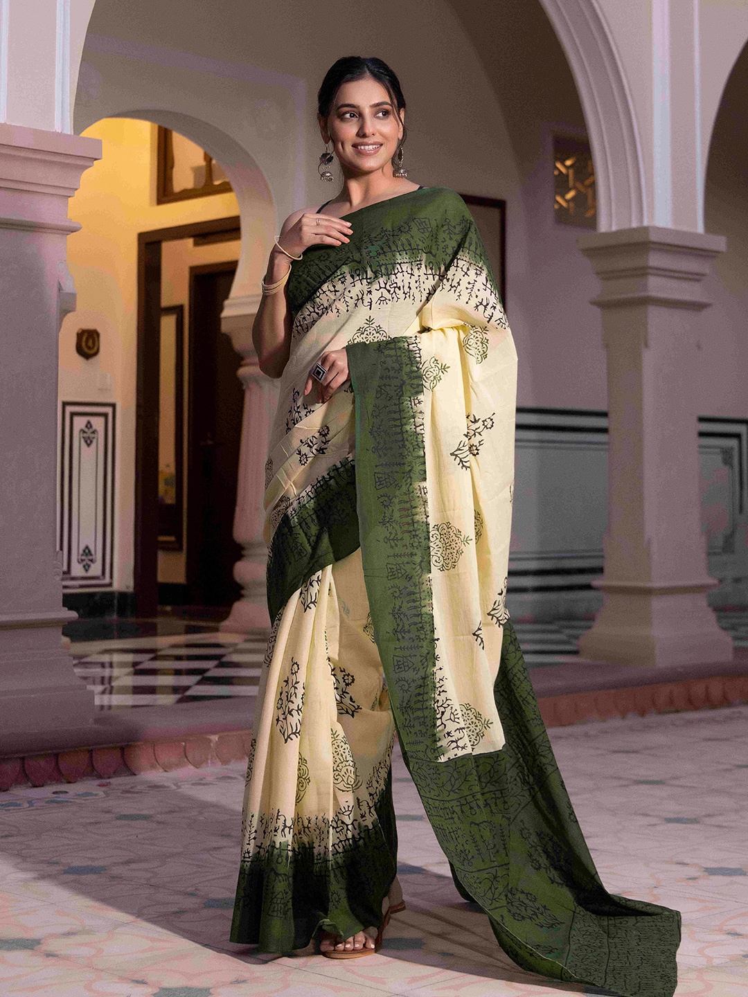 

Ragavi Ethnic Motifs Printed Pure Cotton Saree, Green