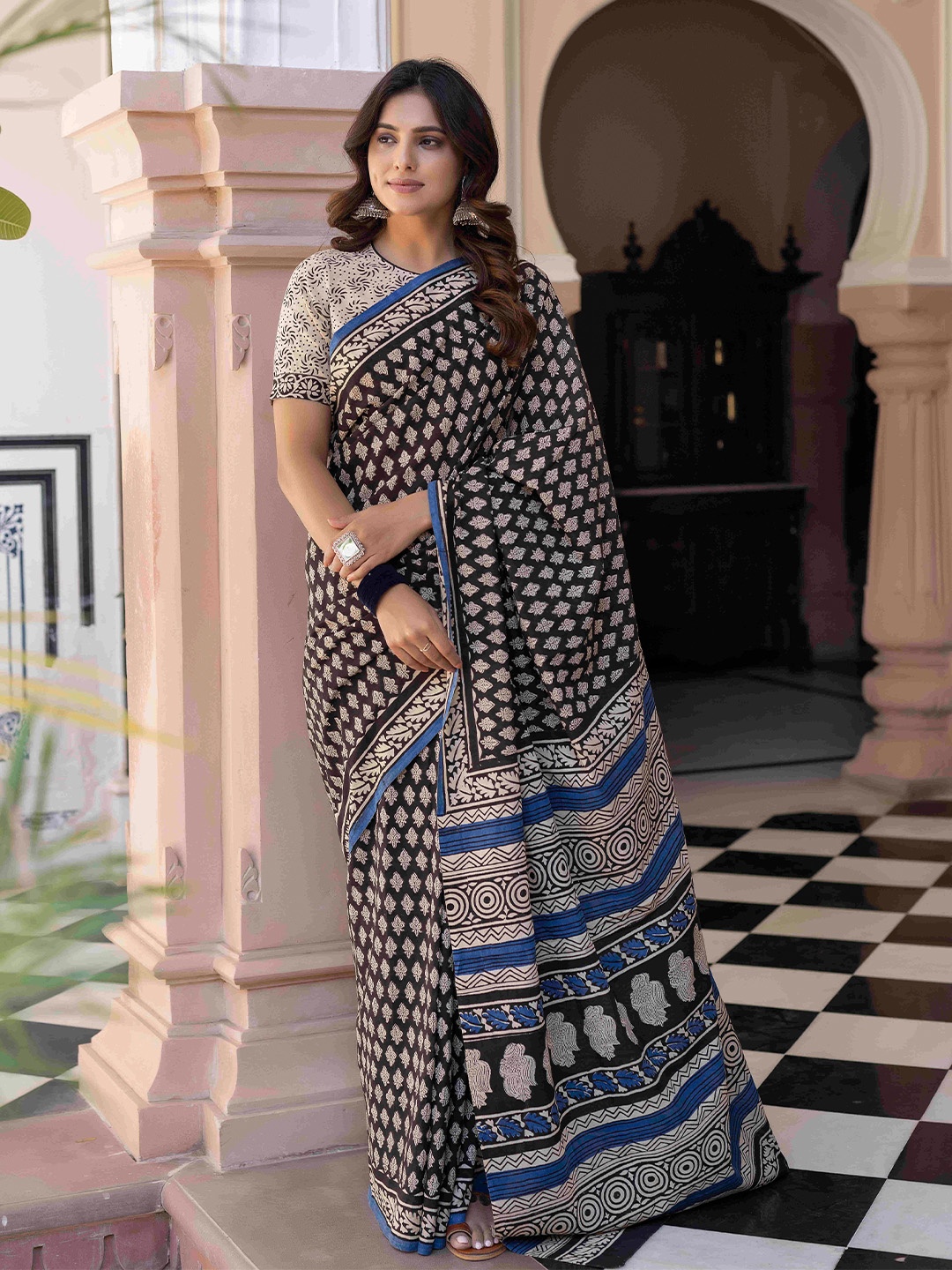

Ragavi Ethnic Motifs Printed Pure Cotton Saree, Black