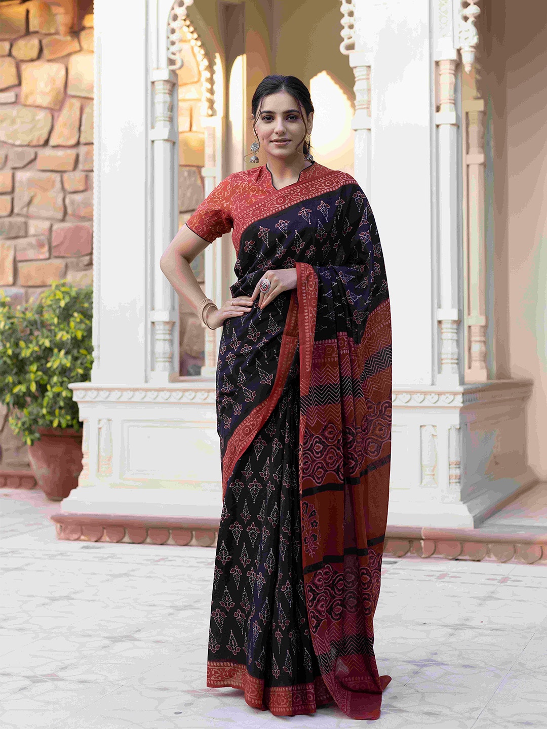 

Ragavi Ethnic Motifs Printed Pure Cotton Saree, Black