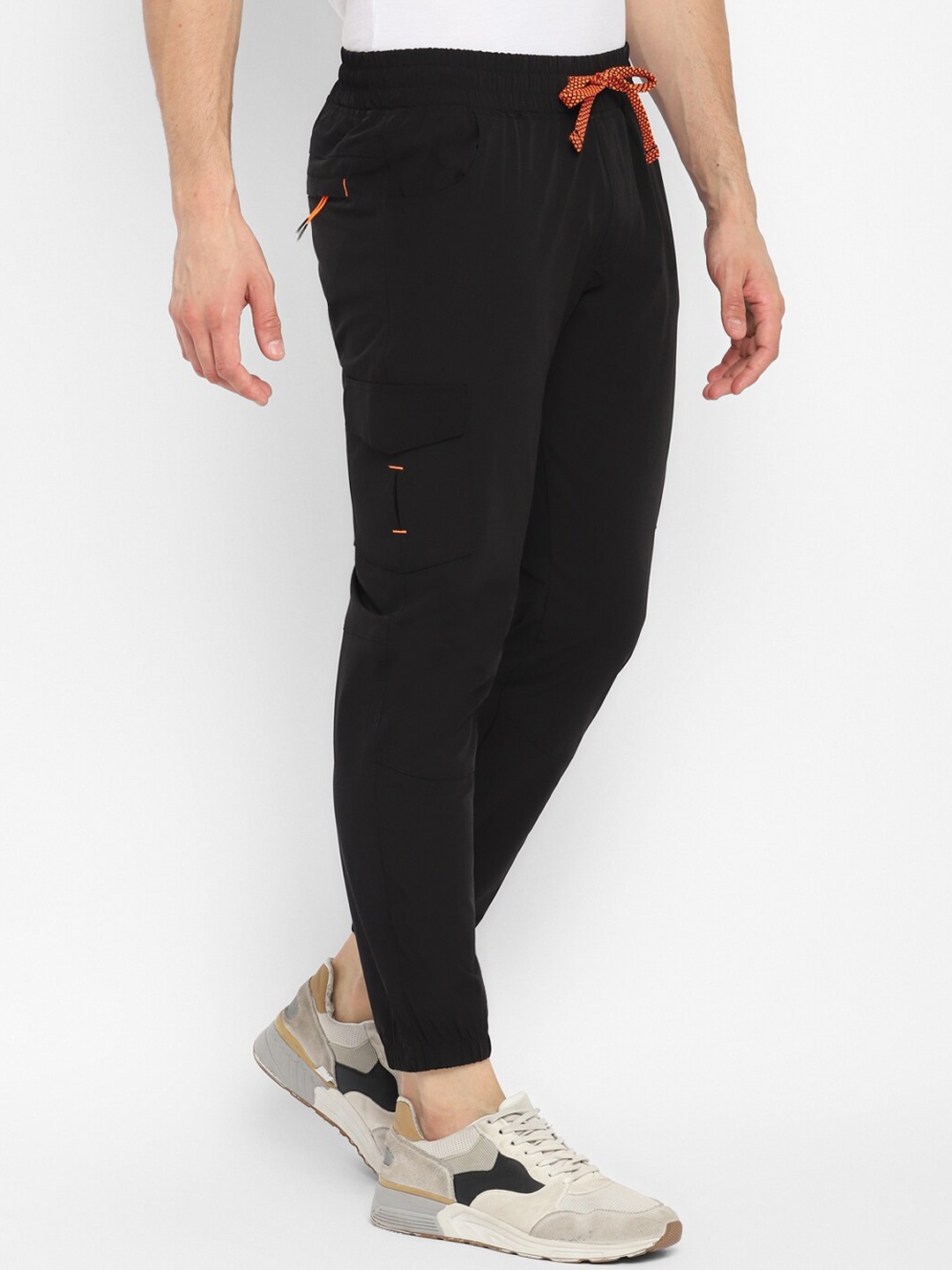 

Alan Jones Men Slim Fit Mid-Rise Cargo Joggers, Black