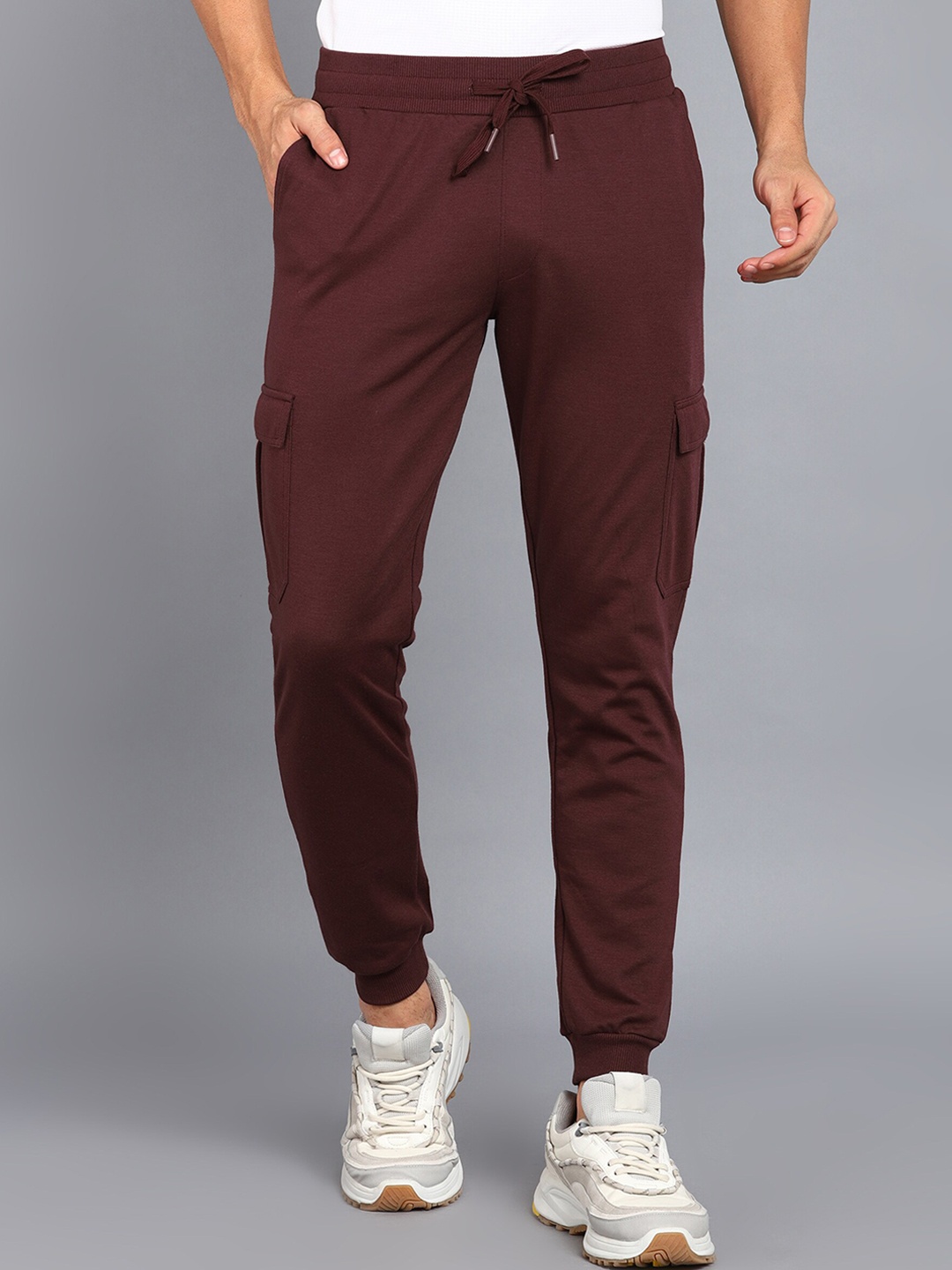 

Alan Jones Men Mid-Rise Slim-Fit Joggers, Maroon