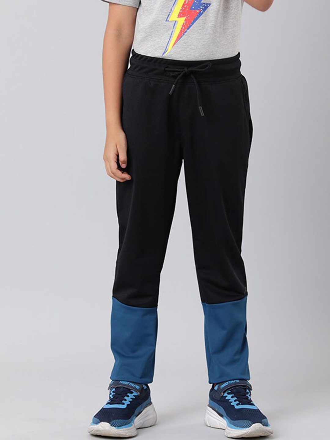 

Indian Terrain Boys Mid-Rise Colourblocked Cotton Regular-Fit Track Pants, Black
