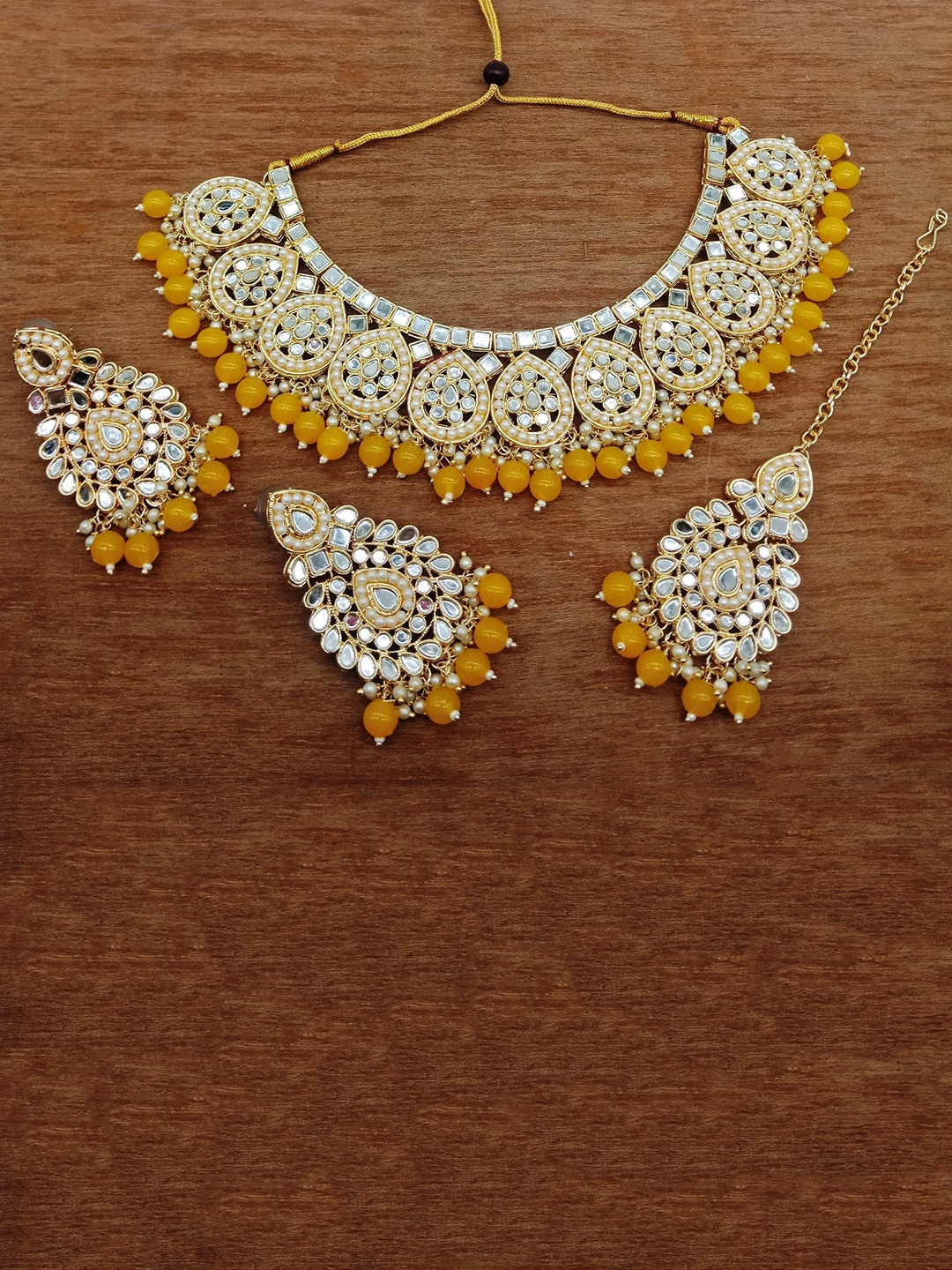 

AASHISH IMITATION Gold-Plated Kundan-Studded & Beaded Jewellery Set, Yellow