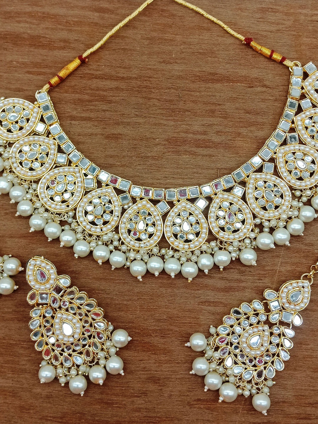 

AASHISH IMITATION Gold-Plated Kundan-Studded & Beaded Jewellery Set