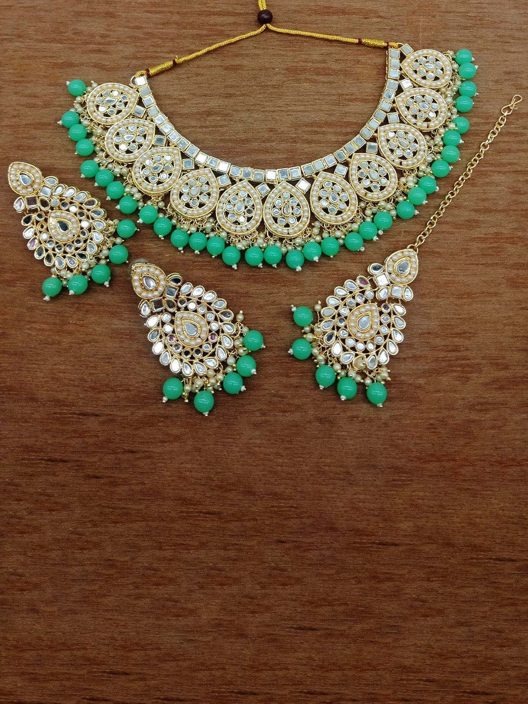 

AASHISH IMITATION Gold-Plated Kundan-Studded & Beaded Jewellery Set